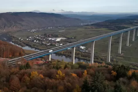 Teurer Adrenalinstoß von der Hochmoseltalbrücke: Am Sonntag sprangen von hier vier Fallschirmspringer in die Tiefe. 