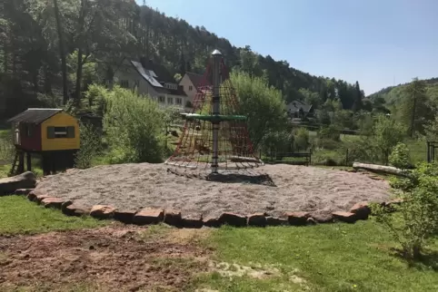 Die neue Kletterpyramide auf dem Waldspielplatz in Lindenberg darf jetzt getestet werden. 