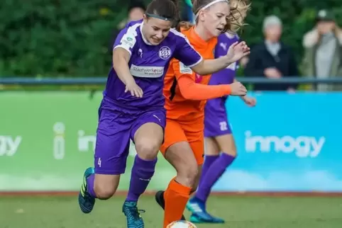 Lauf-, kampf- und kopfballstark: Amelie Matheis (in Orange), hier beim Bundesligaspiel gegen die SGS Essen.