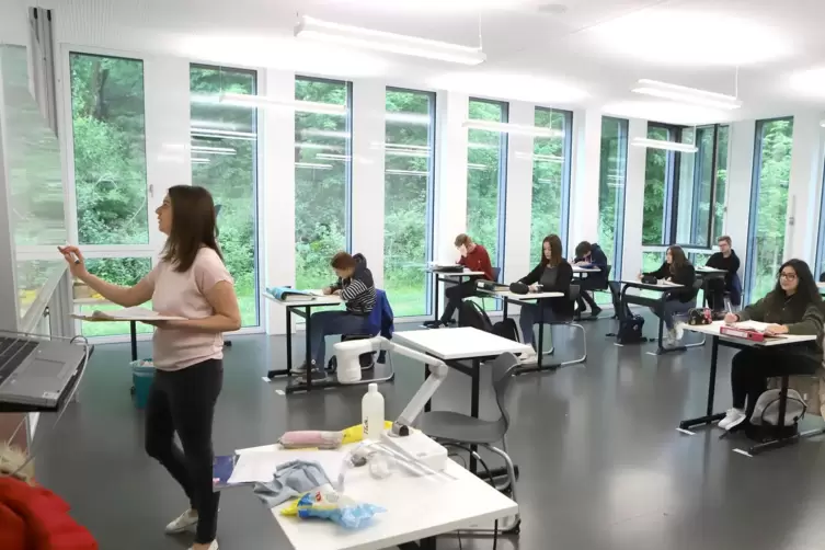 Matheunterricht am Montag in der 11. Klasse der IGS Rheinzabern. 