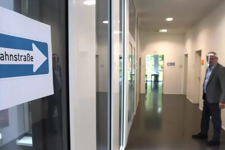 Gegenverkehr ausgeschlossen. Schulleiter Axel Weinstein mit Gesichtsschutz.