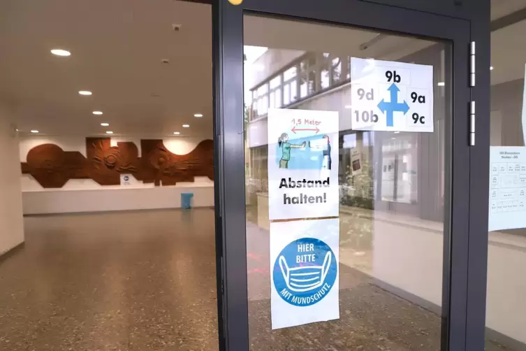 Hinweise auf Abstandsregel und Maskenpflicht. 