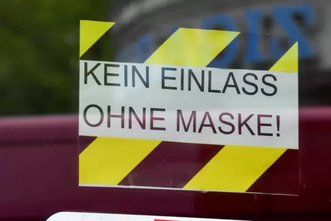 Wer Mund-Nasen-Bedeckungen selbst näht, sollte möglichst keine neuen und knallbunten Stoffe verwenden, rät das Landesuntersuchun