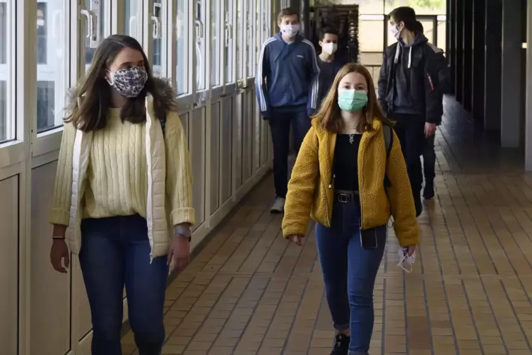 In den Fluren m&uuml;ssen die Sch&uuml;ler Abstand halten, zus&auml;tzlich wurden sie Laufwege so umgestaltet, dass sie m&ouml;glichst nur in eine R
