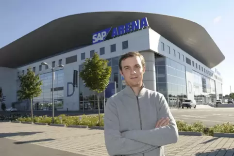 „Die Grundlage unseres Geschäfts ist weg“: Daniel Hopp vor der SAP Arena in Mannheim. 