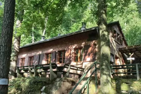 Hütte am Kesselberg bei Rhodt unter der Rietburg