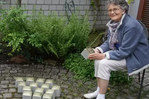 Ist derzeit die Hüterin der Stolpersteine: Ingrid Kolbinger. 