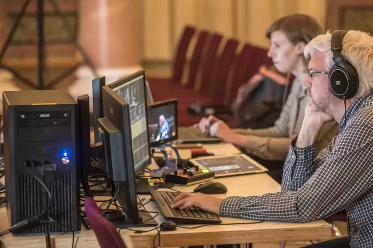 Kümmern sich um die Technik der Live-Streams aus der Fruchthalle: Sabine Martin und Martin Wilke von KL.digital. 