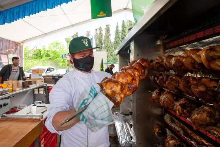 Auch H&auml;hnchen werden im Drive-in-Festzelt gegrillt. 