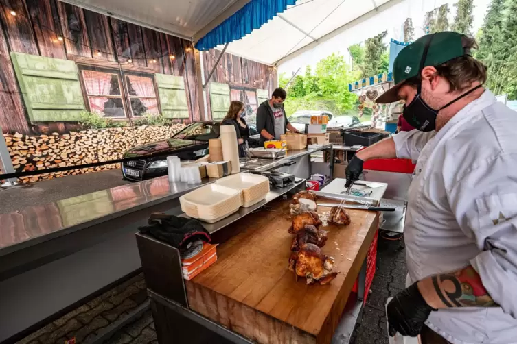 Auch H&auml;hnchen werden im Drive-in-Festzelt gegrillt. 