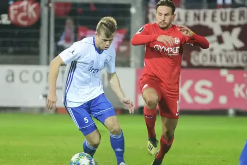 Setzt noch auf die Karte Profifußball: FKP-Spieler Lars Oeßwein (links), hier mit Simon Skarlatidis vom FCK. 