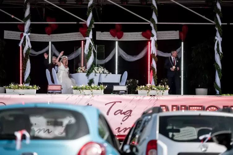 Janine und Philip Scholz: Hochzeit im Autokino . 