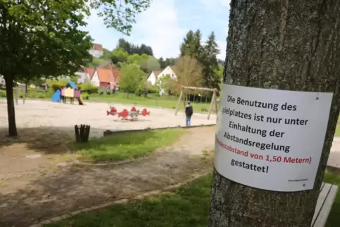 Hinweisschild auf dem Spielplatz in Ohmbach. Hinweisschild auf dem Spielplatz in Ohmbach.