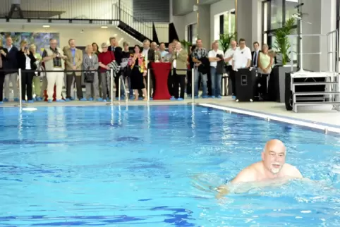 Szene von der Eröffnung des Schwimmbads „Die Lakai“ am 27. Mai 2009: Neunkirchens damaliger Oberbürgermeister Friedrich Decker w Szene von der Eröffnung des Schwimmbads „Die Lakai“ am 27. Mai 2009: Neunkirchens damaliger Oberbürgermeister Friedrich Decker w