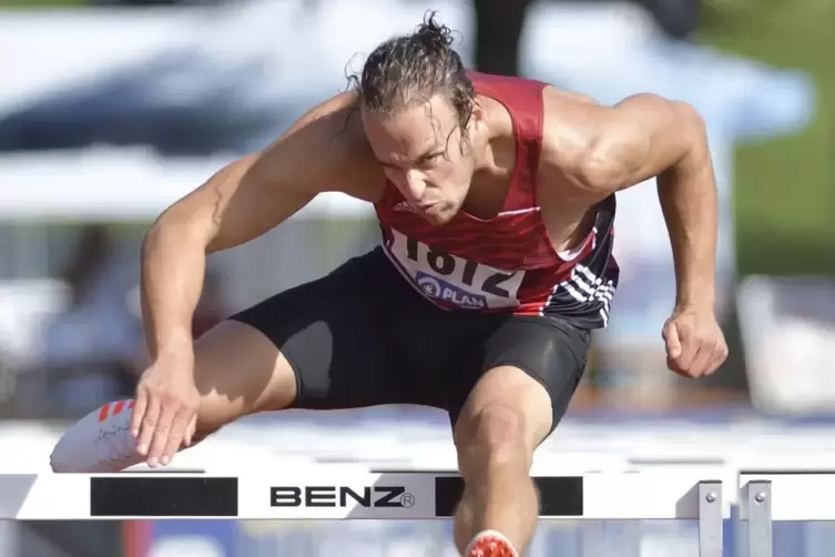 Beim H&uuml;rdenlauf: Sportler Florian Lickteig. 