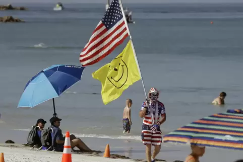 Wieder geöffnet: Unter den Besuchern des Clearwater Beach in Florida ist ein Mann, der sogar mit der Wahl seiner Gesichtsmaske s