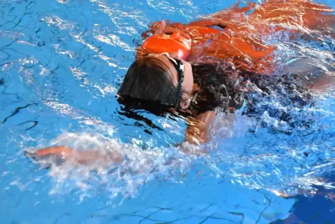 Geht (noch) nicht: Rettungsschwimmen ist der wichtige Bestandteil der DLRG-Ausbildung. 