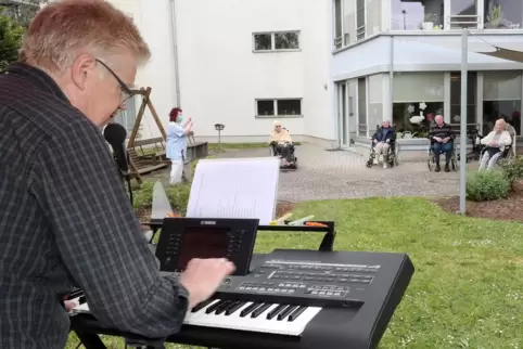 Konzert aus sicherer Entfernung: Das Bordorchester Otterstadt spielt im Seniorenstift Bürgerhospital.