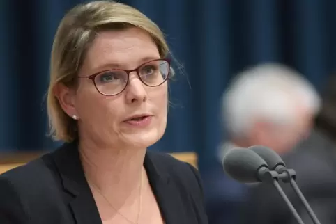 Für die Vorsitzende der Kultusministerkonferenz, Stefanie Hubig, steht trotz Corona-Pandemie ein Schulunterricht an Samstagen od