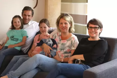 Die Hausgeburt mit Hebamme Tina Heintz (rechts) bescherte Familie Kosse unvergessliche Momente. 