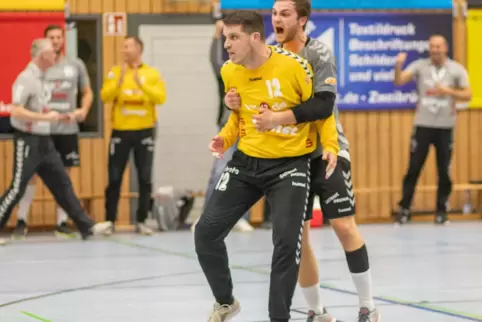 So wie hier den Sieg im Stadtderby hätte Tom Grieser (rechts, mit Torwart Marko Ivankovic) vom SV 64 Zweibrücken auch die Meiste