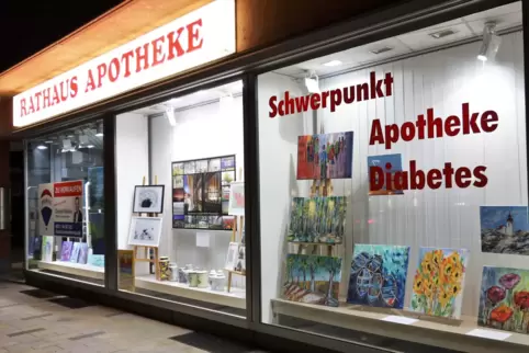 Besonders abends und nachts sehen die beleuchteten Schaufenster der einstigen Rathaus-Apotheke hübsch aus. 