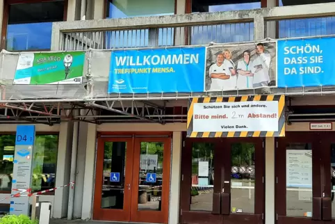 Die Mensa auf dem Campus ist derzeit noch geschlossen. Aber schon jetzt wird hier auf den nötigen Mindestabstand aufmerksam gema