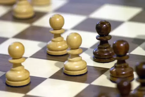 Die Gegner sitzen sich derzeit nicht mehr gegenüber. Schach wird jetzt auch über das Internet gespielt.