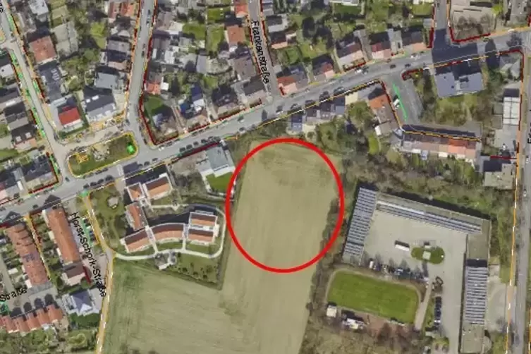 Der geplante Standort (roter Kreis) am Ortsrand, rechts die Feuerwehr.