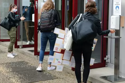 Am Eingang des Wilhelm-Erb-Gymnasiums Winnweiler stehen die Desinfektionsmittel-Spender, die Schulleiter Ralf Schäfer zum Neusta Am Eingang des Wilhelm-Erb-Gymnasiums Winnweiler stehen die Desinfektionsmittel-Spender, die Schulleiter Ralf Schäfer zum Neusta