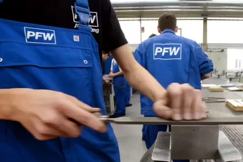 Nicht so viel zu tun, nicht so viel Lohn wie sonst: PFW-Mitarbeiter. Nicht so viel zu tun, nicht so viel Lohn wie sonst: PFW-Mitarbeiter.