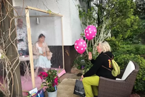 Durch den Corona-Schutz konnten die Geburtstagsgäst gratulieren, sich unterhalten und auf Anja Morris anstoßen.