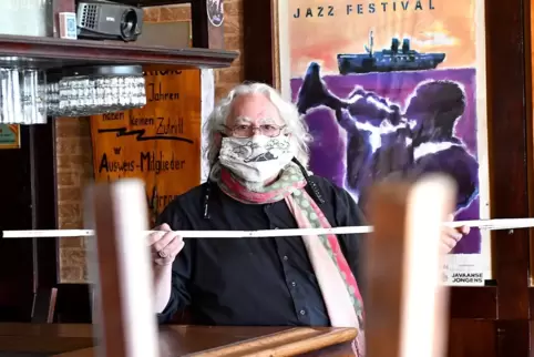 Kurt Walter nimmt Maß, dass die Gäste im Storyville den nötigen Abstand einhalten. 