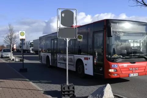 Auf der Strecke zum Amazon-Logistikzentrum waren zum Schichtwechsel mehr Busse eingesetzt, um Fahrgästen Abstand untereinander z
