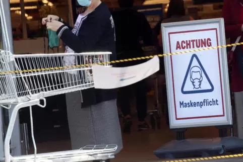 Trotz der angekündigten Lockerungen bleibt es bei der Maskenpflicht beim Einkaufen in geschäften und auf Wochenmärkten.