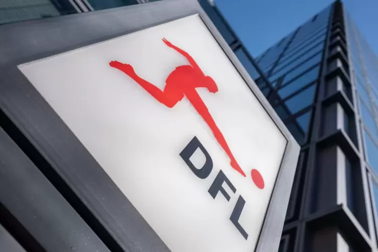 Das Logo der Deutschen Fußball Liga (DFL) am Eingang zur Zentrale in Frankfurt.