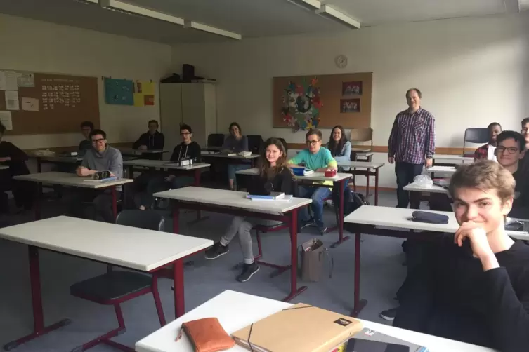 Der 11er-Leistungskurs Mathematik von Lehrer Manuel Weber (Mitte, stehend) nahm am Montag den Unterricht unter strengen Auflagen