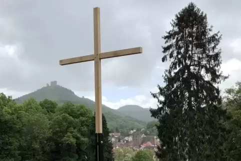 Eine Schreinerei aus Rinnthal hat das Kreuz aus Eiche gefertigt. 