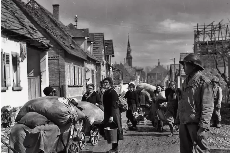 Nach dem Ende der K&auml;mpfe f&uuml;llten sich die Stra&szlig;en mit Fl&uuml;chtlingen, wie hier in W&ouml;rth. 
