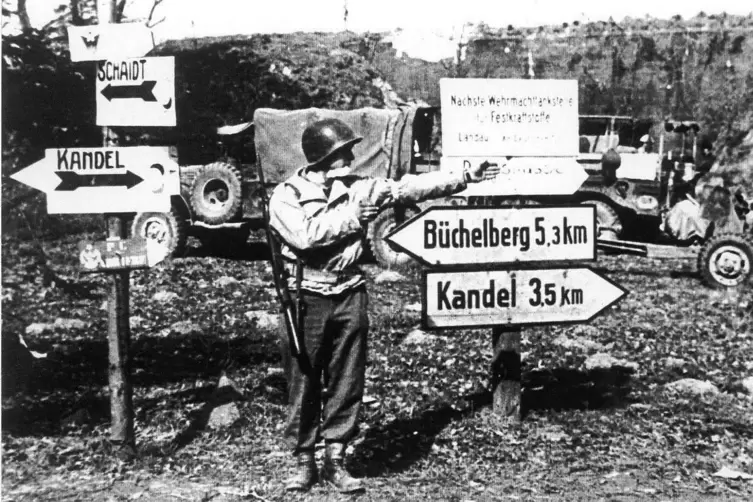Da geht es lang: Soldaten weisen ihren Truppen den Weg. 