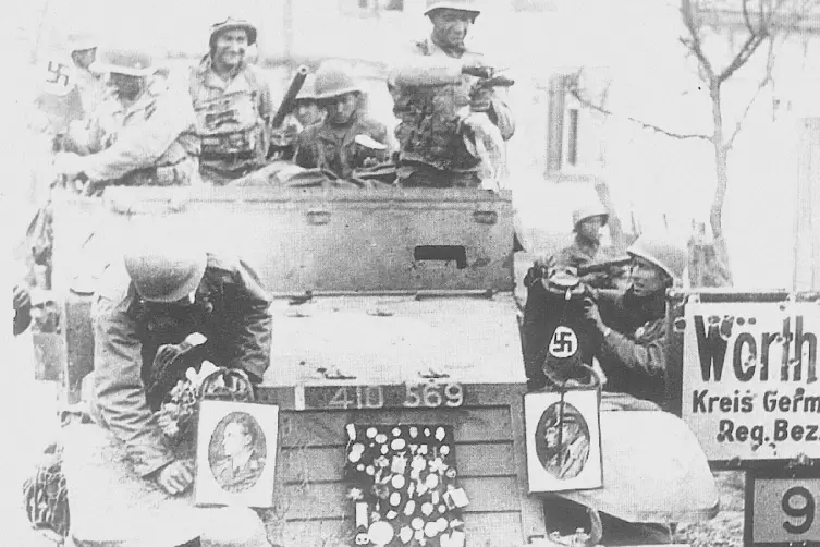 Einr&uuml;ckende US-Soldaten versorgen sich mit Nazi-Devotionalien.