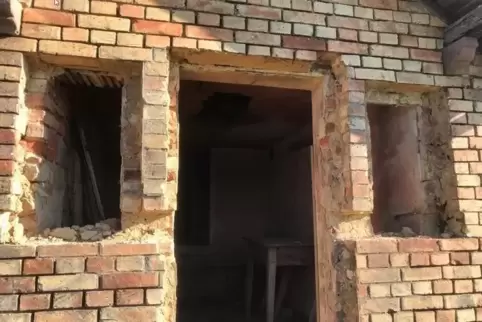 Tür und Fenster der Wingerthütte sind mit Sandsteinen eingefasst. Zwölf Exemplare haben die Diebe aus dem Mauerwerk herausgelöst Tür und Fenster der Wingerthütte sind mit Sandsteinen eingefasst. Zwölf Exemplare haben die Diebe aus dem Mauerwerk herausgelöst