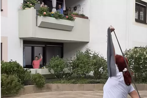 In gebührendem Abstand zeigt Sandra Hirse, welche Übungen ihre Nachbarn auf den Balkonen machen sollen.