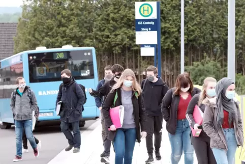 Im Bus müssen die Schüler Gesichtsmasken tragen.