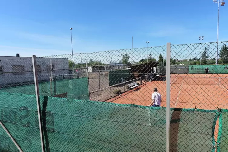 Tennis wird beim TuS Winzeln wieder gespielt, im Sportheim (links) und auf dem Fußballplatz (im Hintergrund) tut sich noch nicht