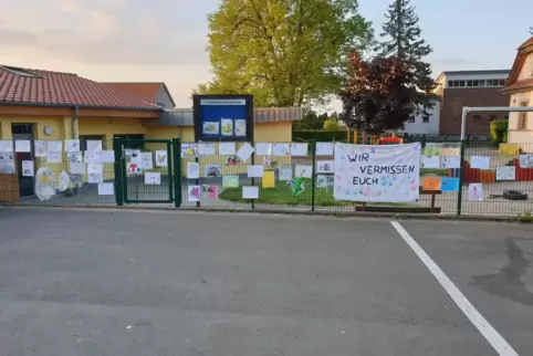 Kinder (und Eltern) der Kerzenheimer Kita haben ihre Erzieherinnen mit einer „Liebesbotschaft“ am Zaun überrascht. Kinder (und Eltern) der Kerzenheimer Kita haben ihre Erzieherinnen mit einer „Liebesbotschaft“ am Zaun überrascht.