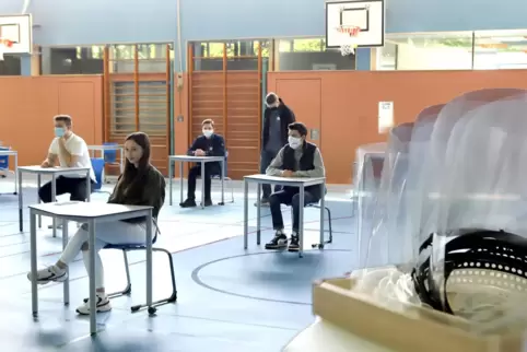 In der Konrad-Adenauer-Realschule plus in Landau kommen im Unterricht selbst hergestellte Visiere aus dem 3-D-Drucker zum Einsat