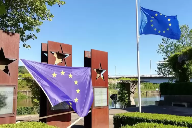Luxemburg, Deutschland, Frankreich: Drei Länder treffen in Schengen an der Mosel zusammen. Am 6. Mai 2020 weht die Europa-Fahne 