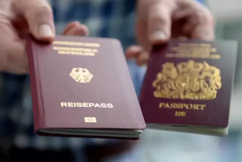 Ein deutscher und ein britischer Reisepass.