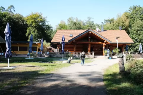 Im Saarland darf man sich bald wieder vor und in Gaststätten aufhalten. Hier das „Blockhaus“ am Jägersburger Weiher bei Homburg.